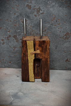Messerblock aus Holz mit Blattgold und zwei erhaltenen Zapfenlöchern