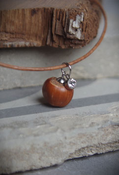 Haselnuss-Anhänger mit Edelstahl-Charm und Strass