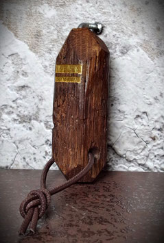 Flaschenöffner aus Fachwerknagel-Holz mit Blattgold