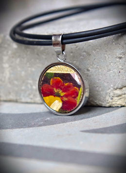 Anhänger mit Blumenmotiv und Blattgold – Holzteller-Ausschnitt in Edelstahlfassung, Lederkette 45 cm