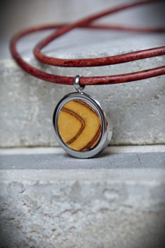 Anhänger aus altem Holzteller – handgefertigter Holzschmuck mit Edelstahlfassung und Lederband
