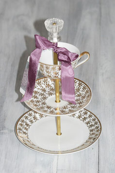 Etagère mit goldenen Blättchen, Nr. 28