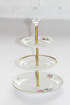3-stöckige Etagère, Nr. 16, mit Blümchen und "Diamant"-Knopf"