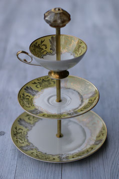 Etagère mit gelb-goldener Randverzierung, Nr. 130