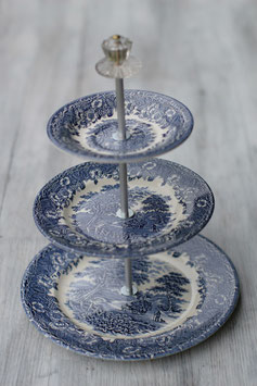 Etagère Nr. 149, 3-stöckige Etagère mit blauen Tellern