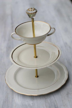 Etagère Nr. 159, 3-stöckige Etagère mit Goldrand-Tellern