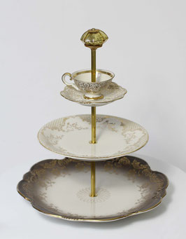 Etagère Nr. 1609, 3-stöckig mit Tässchen, sehr edel
