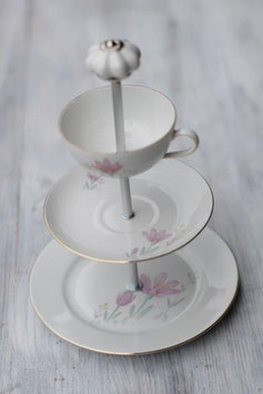 Etagère Nr. 158, 3-stöckige Etagère mit feinen Blumentellern