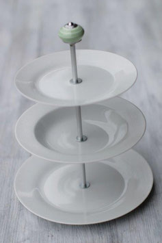 Etagère Nr. 160, 3-stöckige Etagère mit  weissen Tellern