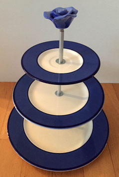 Etagère mit blauem Rand, Nr. 30