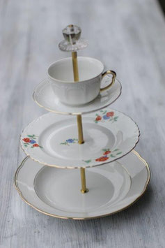 Etagère Nr. 161, 3-stöckige Etagère mit Tasse/Unterteller
