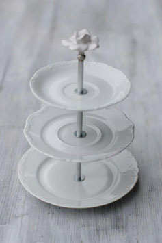 Etagère Nr. 162, 3-stöckige Etagère mit weissem Rosenknopf