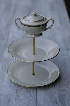 Etagère mit Goldrandtelleren und Zuckerdose, Nr. 131