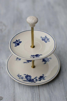 Etagère Nr. 163, 2-stöckige Etagère mit blauen Blümchen