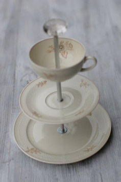 Etagère Nr. 157, 3-stöckige Etagère mit feinen Blumentellern