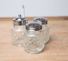 Salière, poivrière et moutardier en verre