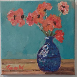 Blumen in blauer Flasche