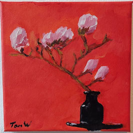Magnolienzweig in schwarzer Vase