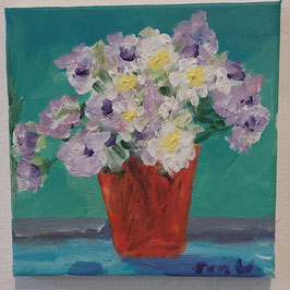 Blumen in roter Vase