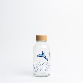 Carry Bottles Trinkflasche aus Glas "Wal Jump" 0,4 l