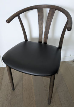 Op stock: 6 eiken stoel met zitting in zwart leder.