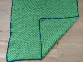 Kuscheldecke grün, dunkelgrün umrandet