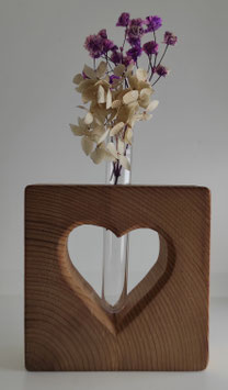 Dekorative Tischdekoration aus Holz mit Herz