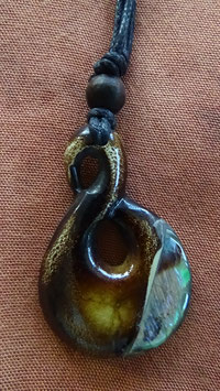Halsanhänger Carving Twist w/Paua (5)