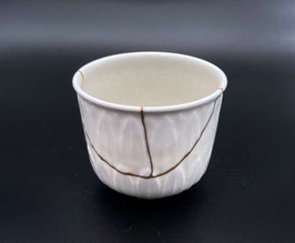 白に金の湯呑　⓵