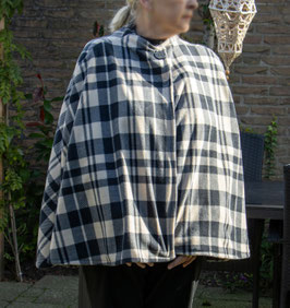 Handgemaakte cape in grijze ruitmotief.