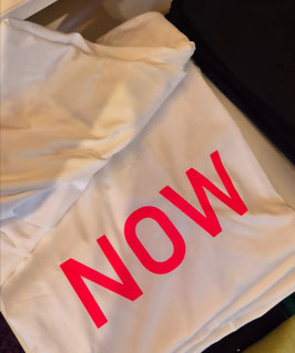 Shirt weiß, NOW neon rot