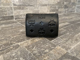 MCM Klara Monogrammed Leather Mini Geldbörse in Schwarz