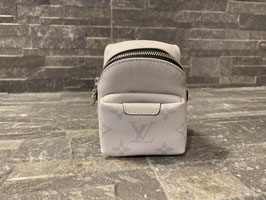 Louis Vuitton Taiga / Monogram Discovery Rucksack Taschenschmuck in Antarctica