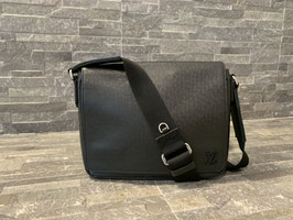 Louis Vuitton Taiga Leder District PM Messenger Tasche in Schwarz
