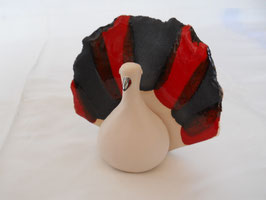 Pfau Tonfigur rot-schwarz