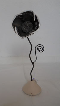 Schwarze Rose mit weissem Rand aus Ton mit Sockel