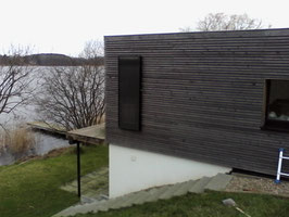 Luftkollektor für 80 qm Wohnraumfläche wird außen an der Wand oder auf dem Dach befestigt und lüftet die feuchte Luft ständig ohne Stromkosten heraus