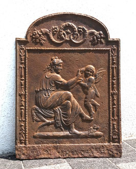 ID 52 - Sitzende Frauenfigur mit Amor - Sitting woman with cupid