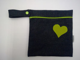 Windeltasche aus Wolle, 19x20, Applikation "Herz grün"