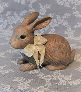 Großer sitzender Hase Nr. 1 mit Schleife in Orange-Grün.