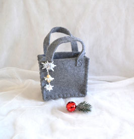 Geschenktasche grau aus Filz mit Holzanhänger