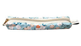 Etui mit Zahnbürste und Zahnpasta