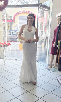 Abito bianco con inserto collana