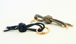 Schlüsselanhänger aus feinstem, rund gesäumtem Nappaleder in "Nachtblau" und "Grautaupe"