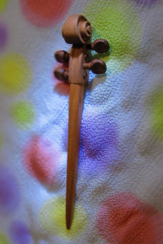 桜の木で作った「バイオリンのかんざし」