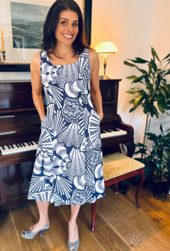 Kleid Ufoo hier im Muster "Sea shell" weiss/blau