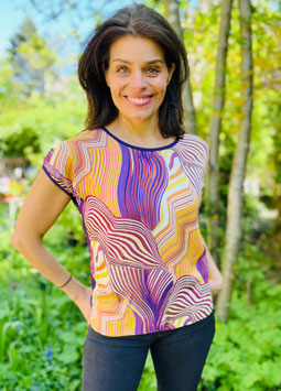 Shirt Lea hier im Muster "Lines-tabak/lila" mit Lila-hinten Jersey