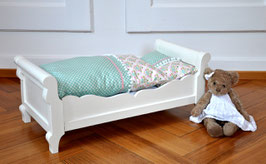 Antikes Puppenbett mit Bettinhalt aus Tilda-Stoffen
