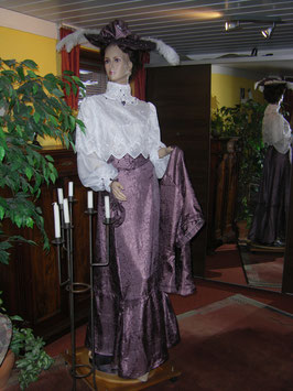 J8 - Kostüm mit Bluse (1904)