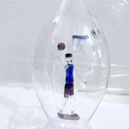 Karaffe 0,5 L. mit farbigem Basketball Spieler  im Inneren, mundgeblasen Höhe ca. 300 mm, Inhalt 0,5 Liter